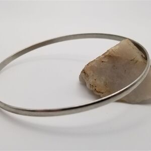 Silver tone bracelet slider. B626